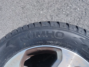 Brandneue Winter-Kompletträder 175 65 R15 84T Kumho auf originalen Toyota Alufelgen - Komplettsatz Bild 3
