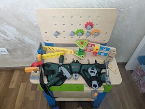 Hape Holzwerktisch mit viel Zubehör  Bild 2