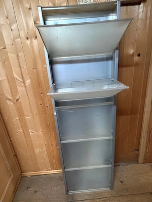 Schuhschrank mit aufklappbaren Fächern und Aluminiumrahmen
