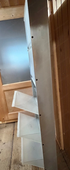 Schuhschrank mit aufklappbaren Fächern und Aluminiumrahmen Bild 4