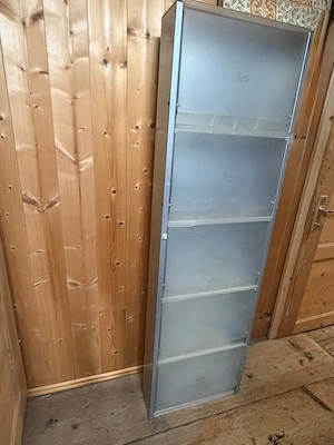 Schuhschrank mit aufklappbaren Fächern und Aluminiumrahmen Bild 3