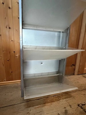 Schuhschrank mit aufklappbaren Fächern und Aluminiumrahmen Bild 2