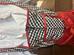 schwarz-weiß kariertes Krüger Dirndl mit roter Schürze (inklusive Bluse) Bild 3