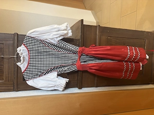 schwarz-weiß kariertes Krüger Dirndl mit roter Schürze (inklusive Bluse) Bild 4