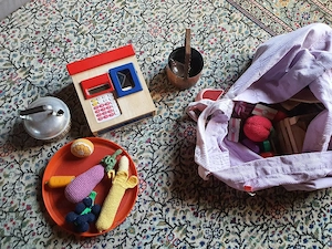 Kinderspielküche mit liebevollem Zubehör Bild 2