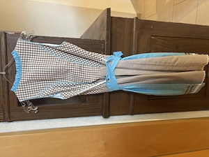 braun-weiß kariertes Distler Dirndl mit blauer Schürze Bild 4
