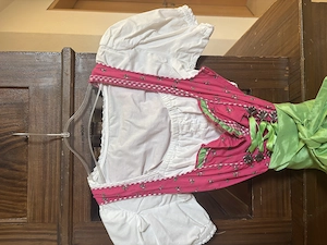 pinkes Dirndl mit grüner Schürze inklusive Bluse Bild 2
