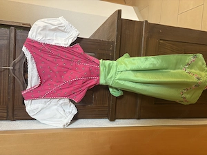 pinkes Dirndl mit grüner Schürze inklusive Bluse Bild 3