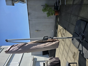 Gartenmöbel und Schirm  Bild 2