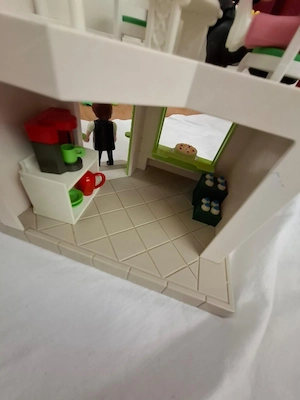 Playmobil Ferienhaus und Café Bild 9