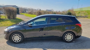 Gepflegter Hyundai i30 Kombi 1.6 CRDi | 1. Hand | DIESEL |Garagenwagen | Neue Klima | 8-fach bereift Bild 2
