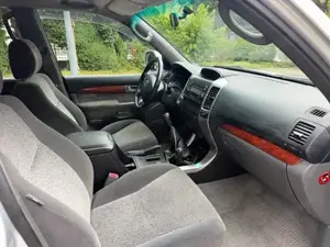 Toyota Landcruiser 3.0D NUR 169.000 KM TÜV NEU 8 Sitzer Bild 6