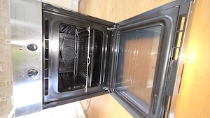Backrohr, Kühlschrank, Dampfabzug, 2 Wandlampen, 1 Deckenlampe und Glasscheiben für Regale