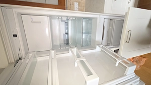 Backrohr, Kühlschrank, Dampfabzug, 2 Wandlampen, 1 Deckenlampe und Glasscheiben für Regale Bild 2