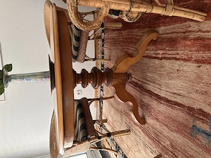 Tisch mit Korbsessel Bild 2