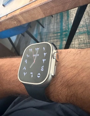 Apple Watch Ultra 2 mit SportarmSportarmband Bild 4