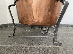 Wunderschöner großer Kupferkessel mit Gestell. Restauriert Bild 4