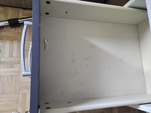 Verschenke Schreibtisch mit Gebrauchsspuren Bild 2