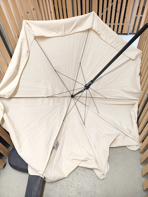 Großer beige Sonnenschirm Doppler mit Standfuß Wasser oder Sand befüllbar Bild 2