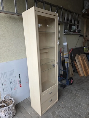 Glasvitrine aus hellem Holz Bild 2