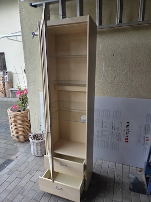 Glasvitrine aus hellem Holz Bild 3