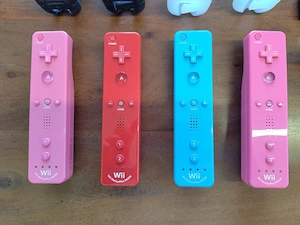 4x Nintendo Wii Remote Plus + 3x Nunchuck + Mayflash Wii-Bar Bild 2