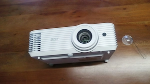 Acer Full-HD Beamer 4000 Lumen   nur 46 h, viel Zubehör Bild 5