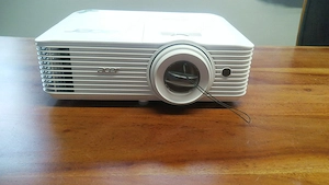 Acer Full-HD Beamer 4000 Lumen   nur 46 h, viel Zubehör Bild 3