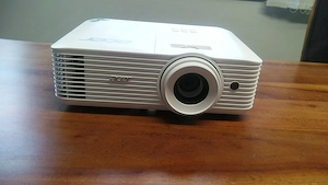 Acer Full-HD Beamer 4000 Lumen   nur 46 h, viel Zubehör Bild 4