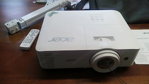 Acer Full-HD Beamer 4000 Lumen   nur 46 h, viel Zubehör Bild 2