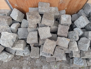 Granit-Pflastersteine ausgebaut Bild 3
