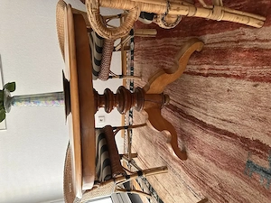 Tisch mit Korbsessel