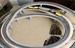 Modelleisenbahn Trassenset Theisensee H0 mit Schienen und Lokomotive Bild 2