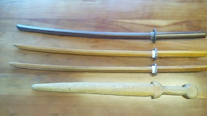 3x Bokken (Eiche Hartholz) + Holz-Gladius   Konvolut Bild 2