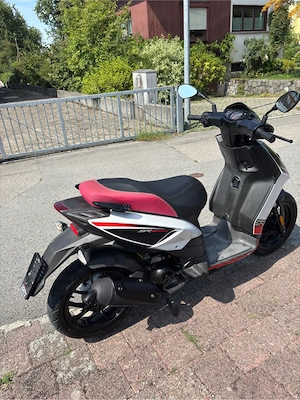 Aprillia sr50 motard Bild 3