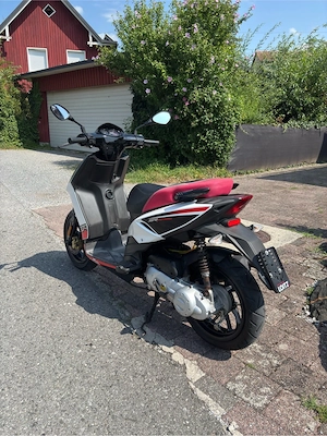 Aprillia sr50 motard Bild 2
