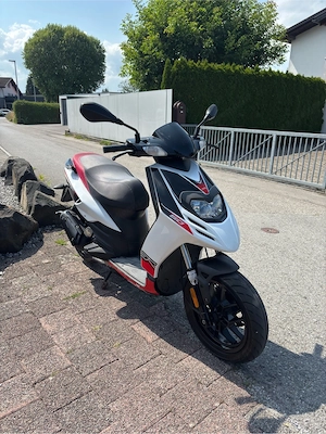Aprillia sr50 motard Bild 5