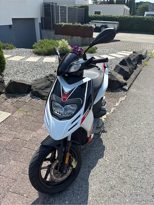 Aprillia sr50 motard Bild 4