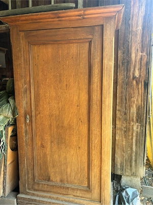 Holzschrank Bild 2