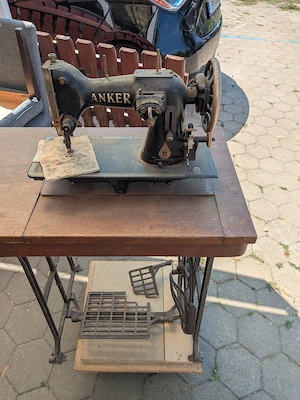 Alte Nähmaschine mit Tisch Bild 4