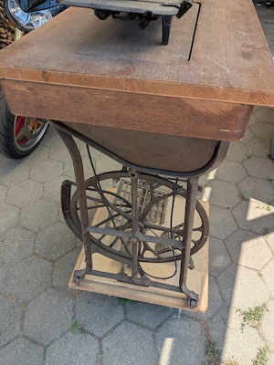 Alte Nähmaschine mit Tisch Bild 2