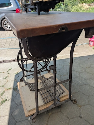 Alte Nähmaschine mit Tisch Bild 3