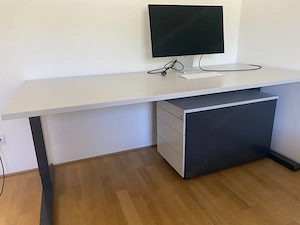 Schreibtisch mit Schreibtischcontainer Bild 2