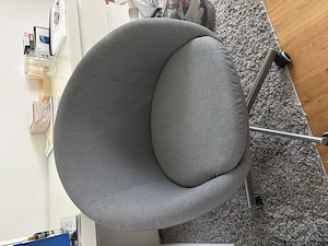Schreibtisch mit Sessel Bild 2