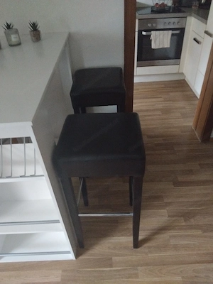 Bartisch mit fächern und 4 Barhocker Bild 4