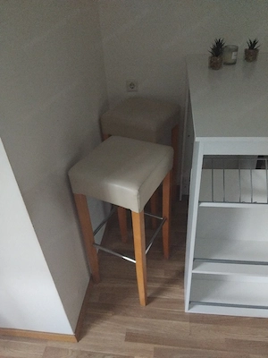 Bartisch mit fächern und 4 Barhocker Bild 3