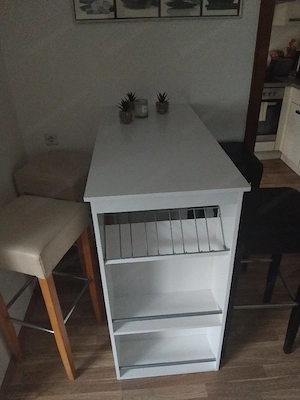 Bartisch mit fächern und 4 Barhocker Bild 2
