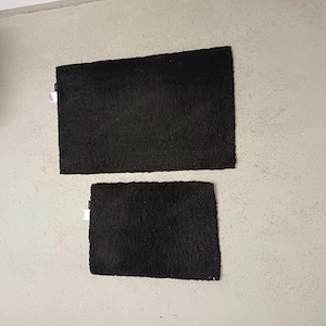 ZU verschenken! 2 schwarze Badezimmerteppiche