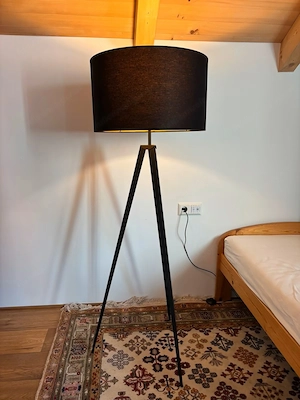 Stehleuchte Tago, Dreibein, Lampenschirm schwarz gold Bild 2