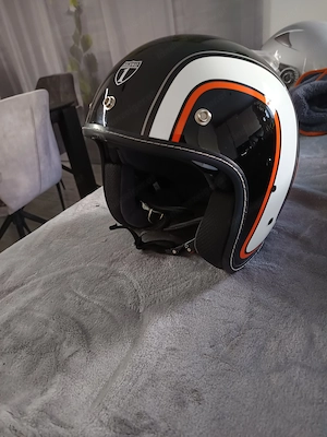 Helm ungetragen neu mit ganz leichten Lagerspuren  Bild 3